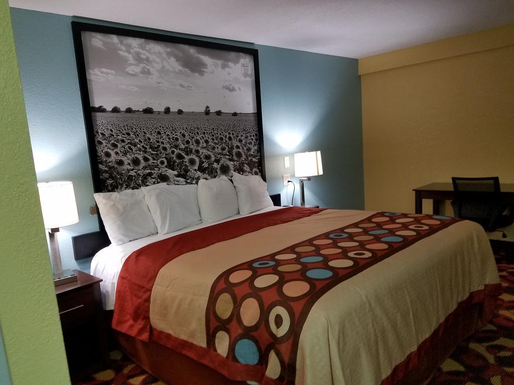Super 8 By Wyndham Airport West Kellogg