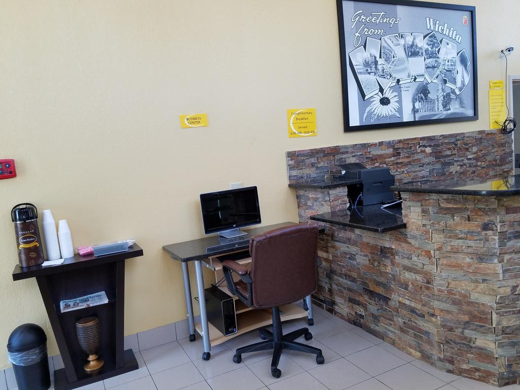 Super 8 By Wyndham Airport West Kellogg Wichita