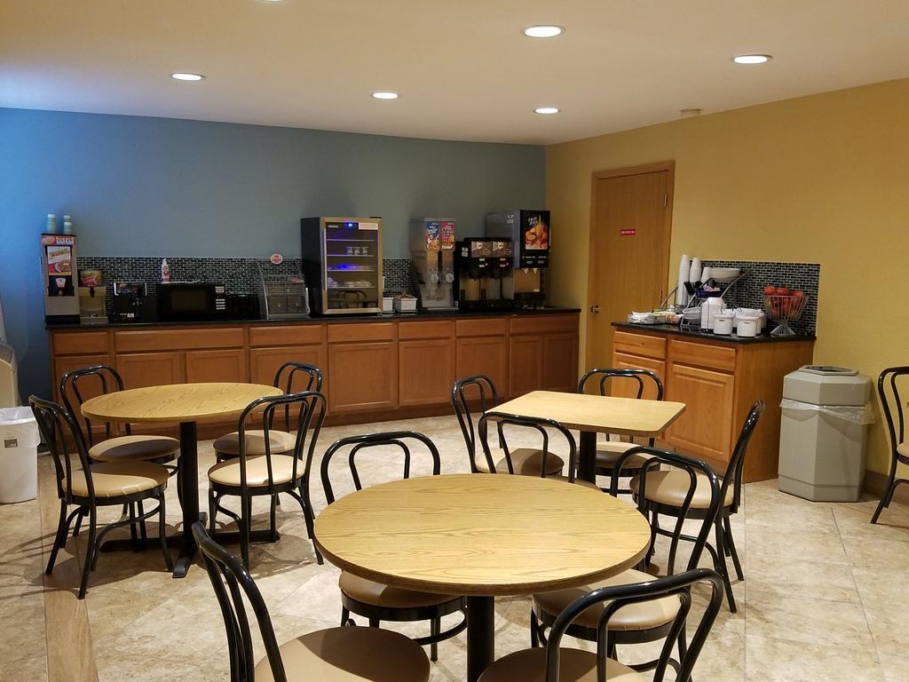 Super 8 By Wyndham Airport West Kellogg Wichita
