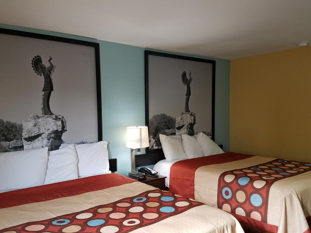 Super 8 By Wyndham Airport West Kellogg
