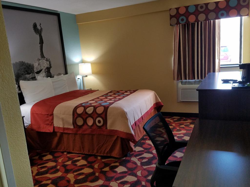 Super 8 By Wyndham Airport West Kellogg Wichita