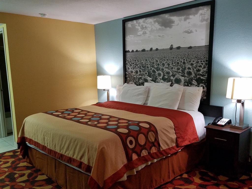Motel Super 8 By Wyndham Airport West Kellogg Wichita