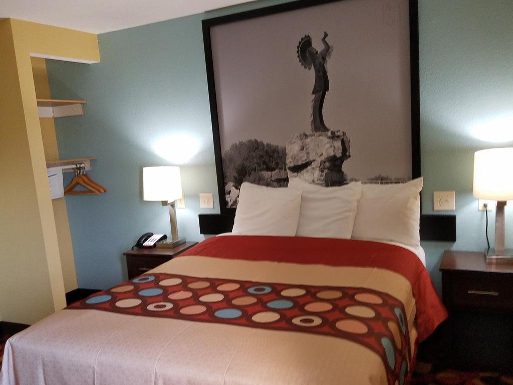 Super 8 By Wyndham Airport West Kellogg Wichita