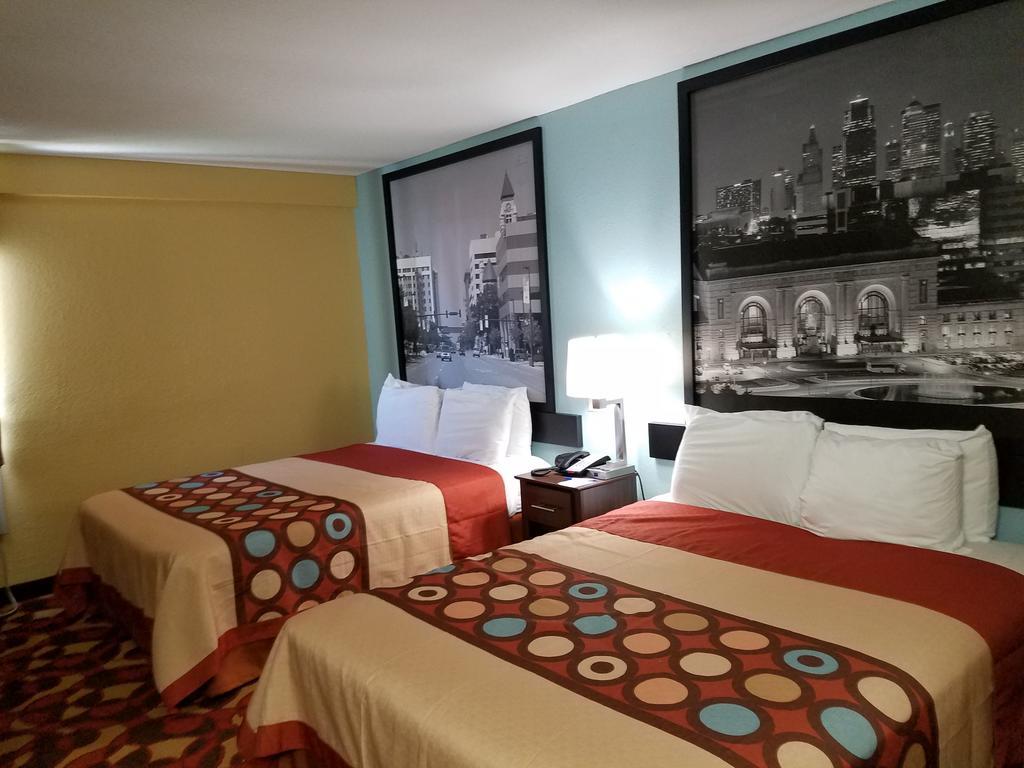 Super 8 By Wyndham Airport West Kellogg Wichita